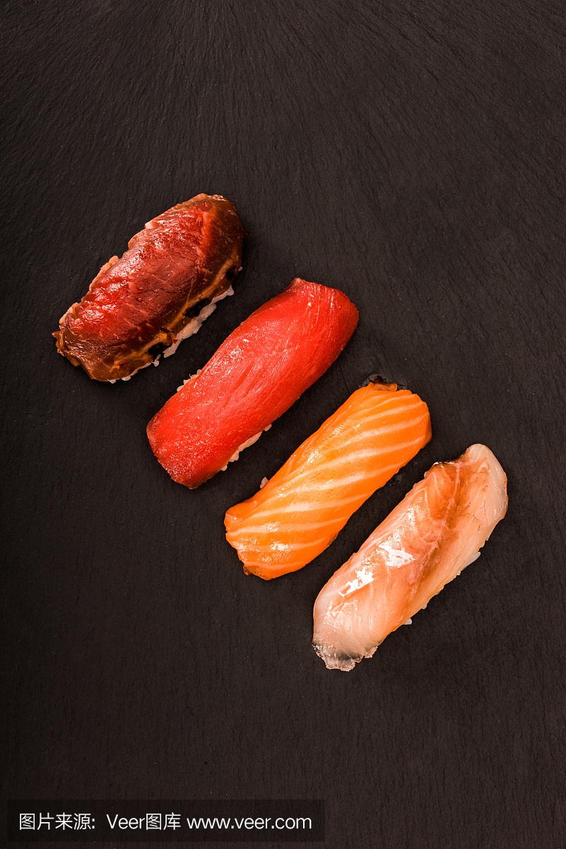 俯视图的胃口生鱼片寿司上的黑色石板